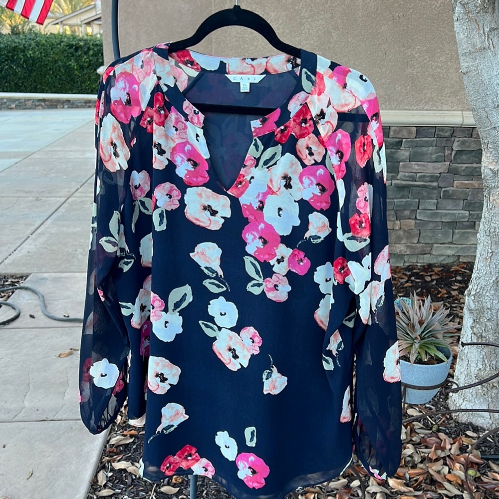 Beautiful CAbi floral blouse